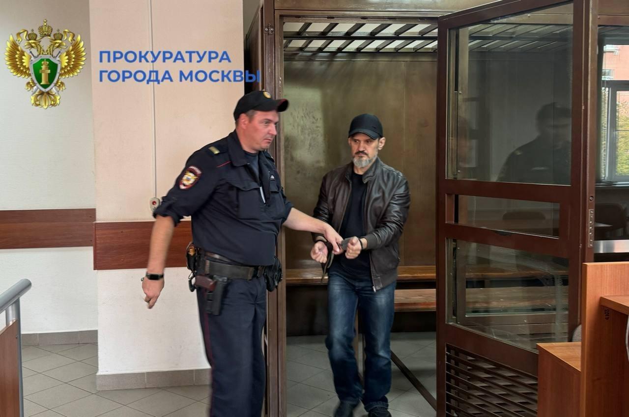 Житель Москвы затопил соседку и был арестован за сбыт наркотиков