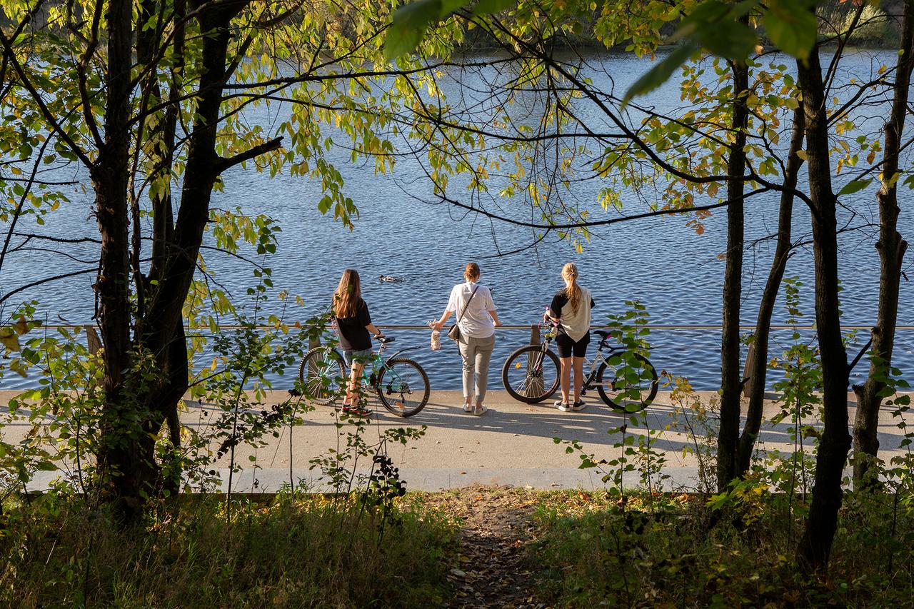 Москвичей предупредили о потеплении осени к концу века