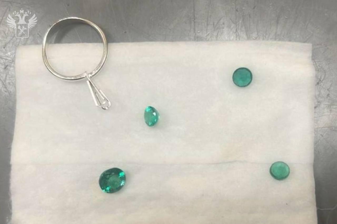 Иностранцы привезли в Россию зеленые и розовые изумруды и сапфиры