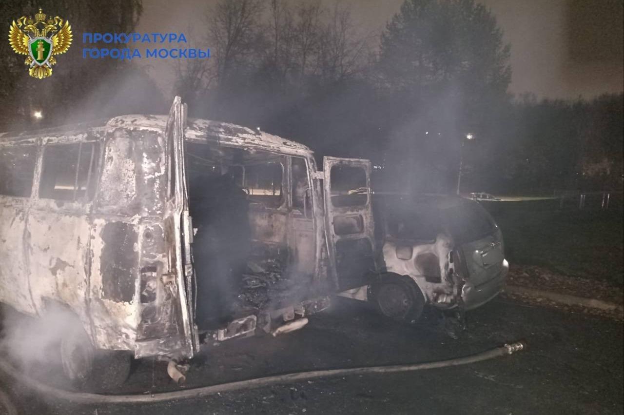 Сгоревшую «буханку» и два человека в ней нашли в Москве после пожара на парковке