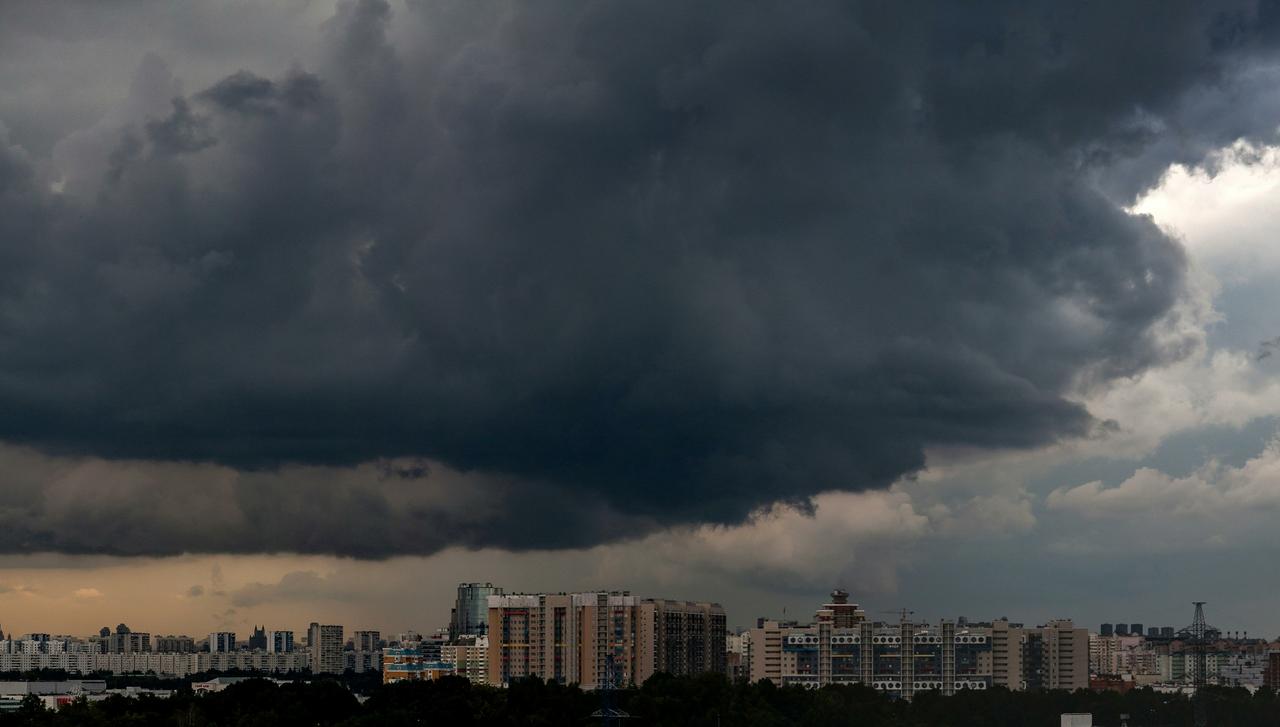 Москвичей предупредили о надвигающемся мощном ливне с порывистым ветром