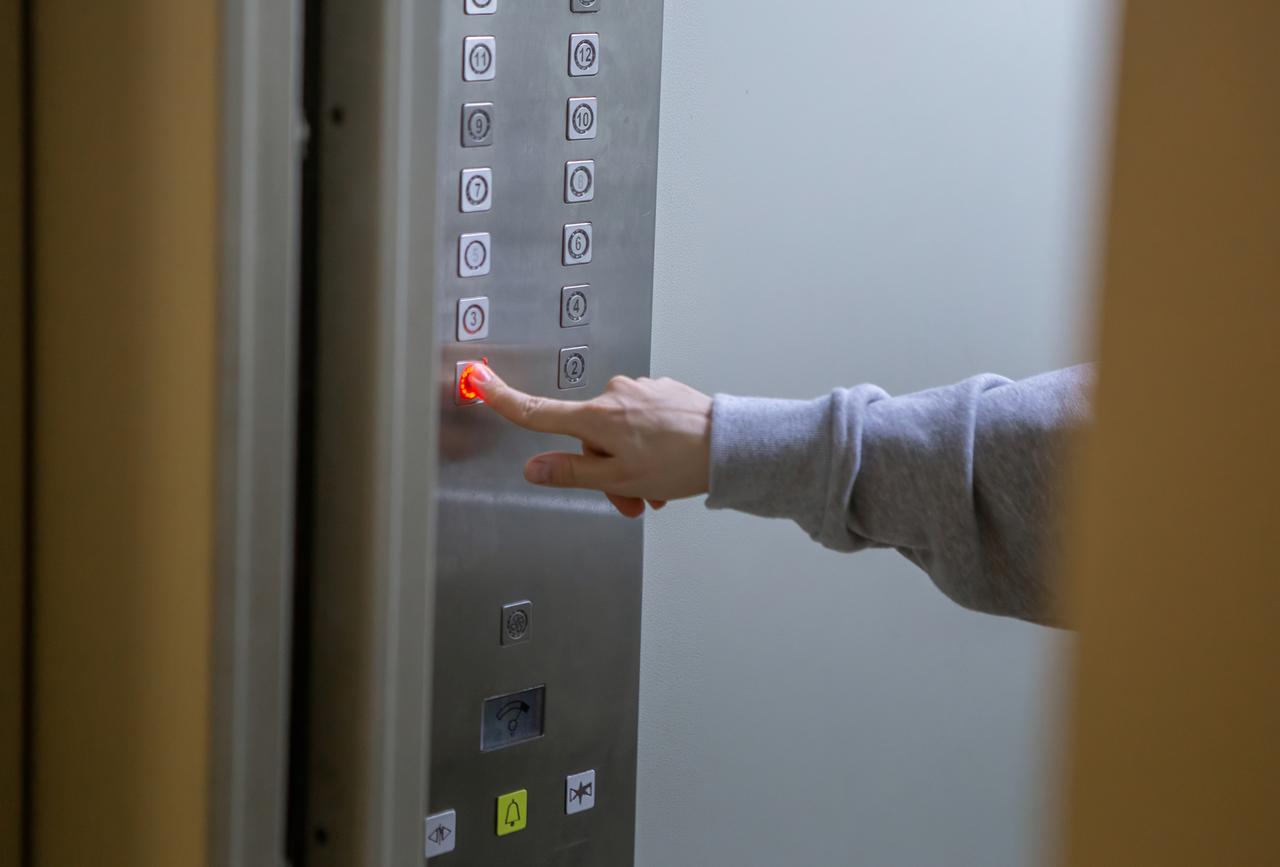 Сгоревшую квартиру без мебели решили сдать в Москве за 77 тысяч рублей