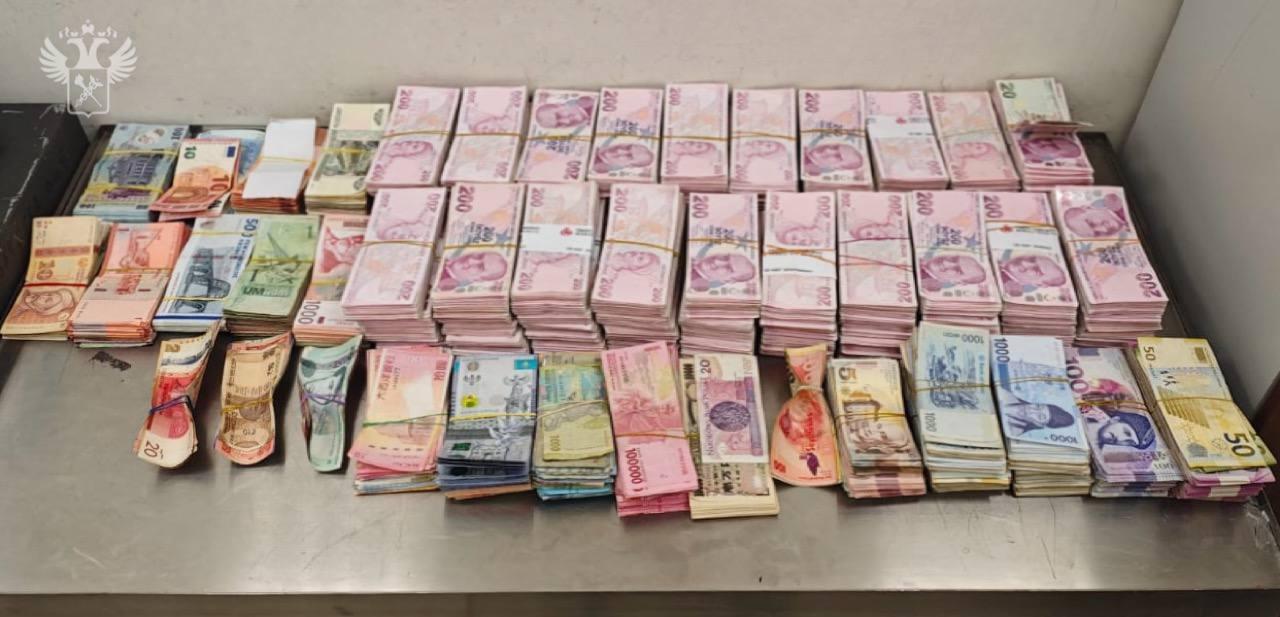 В Шереметьево задержали пытавшегося провезти около 100 тысяч долларов мужчину