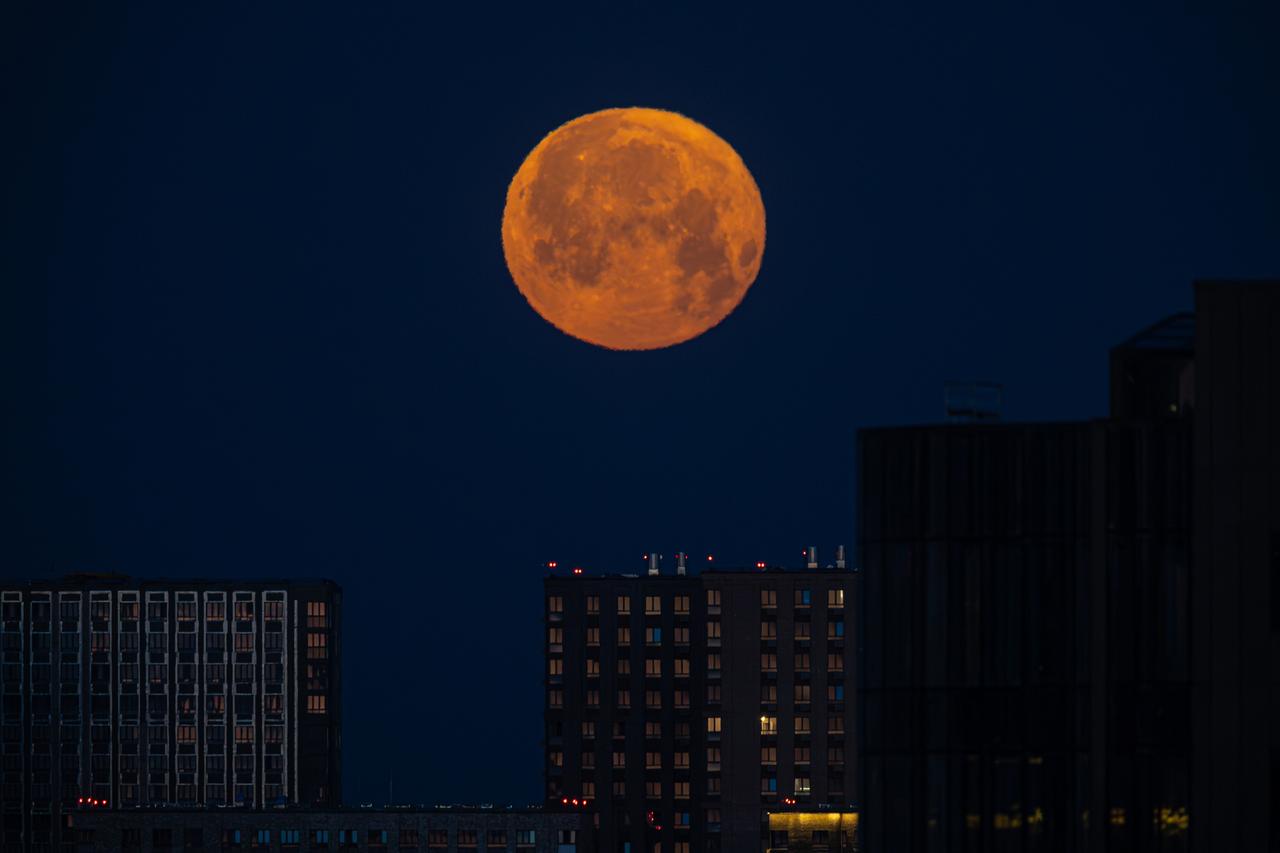 Шансы москвичей увидеть суперлуние в ночь с 5 на 6 ноября оценили