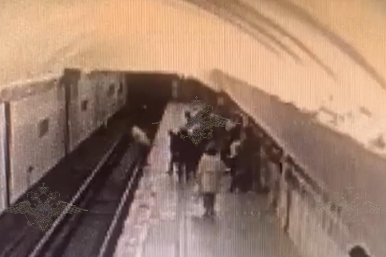 В Москве пенсионерка столкнула ребенка на пути в метро и попала на видео