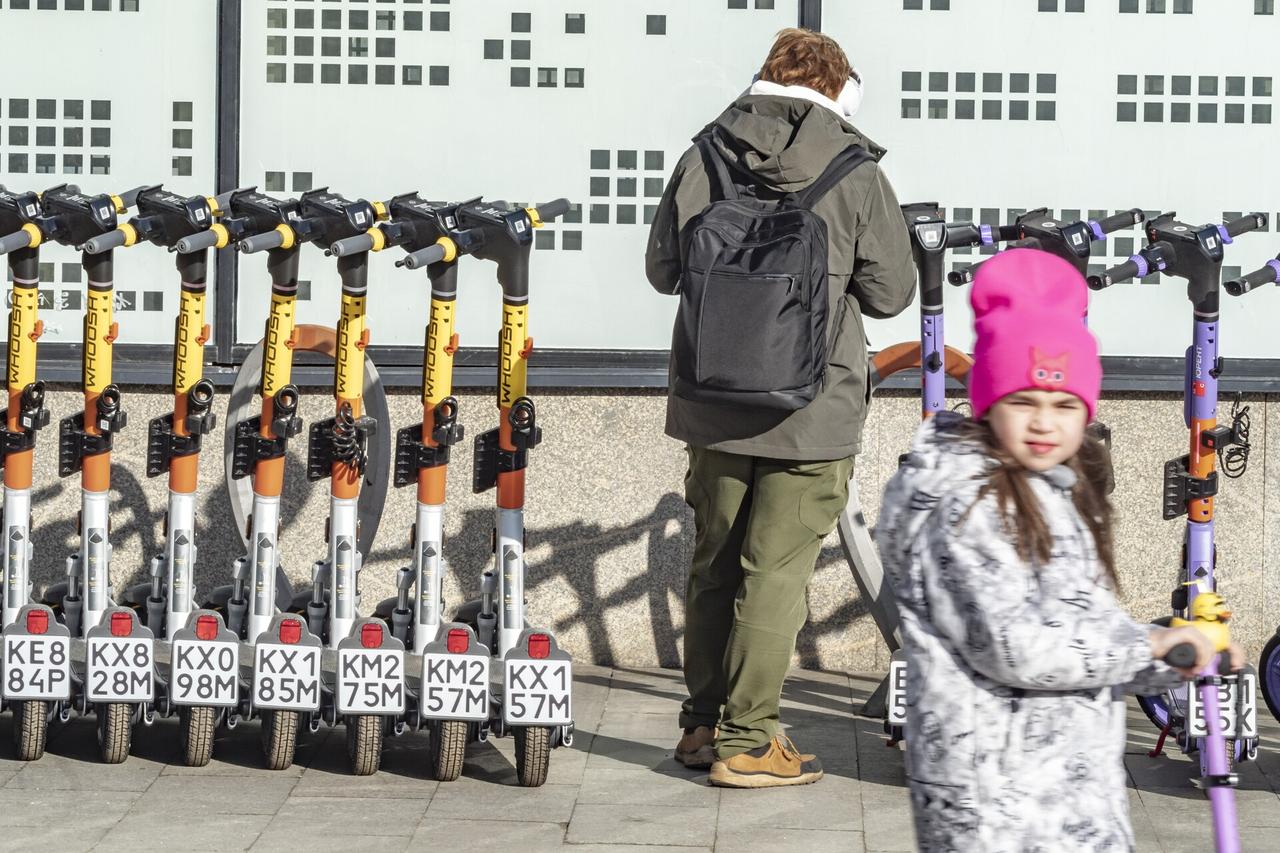Москвич повторил маршрут серой ветки метро на самокате и рассказал о впечатлениях