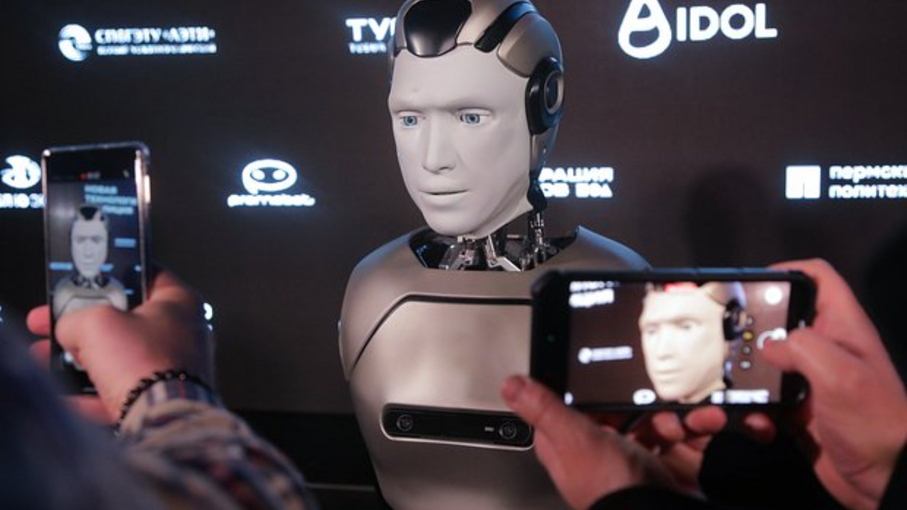 В Москве на презентации упал первый в России человекоподобный робот Aidol