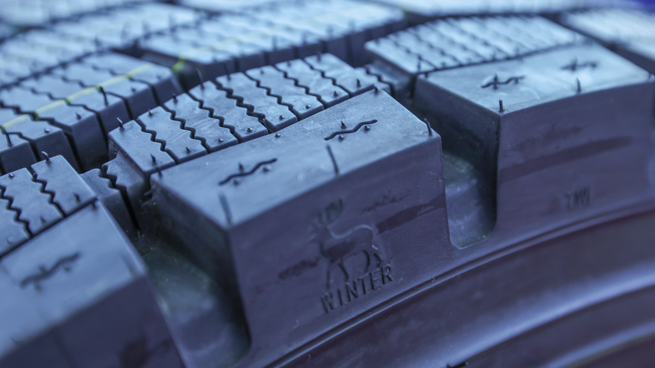 Москвичам посоветовали не пользоваться машинами без зимней резины в снегопад