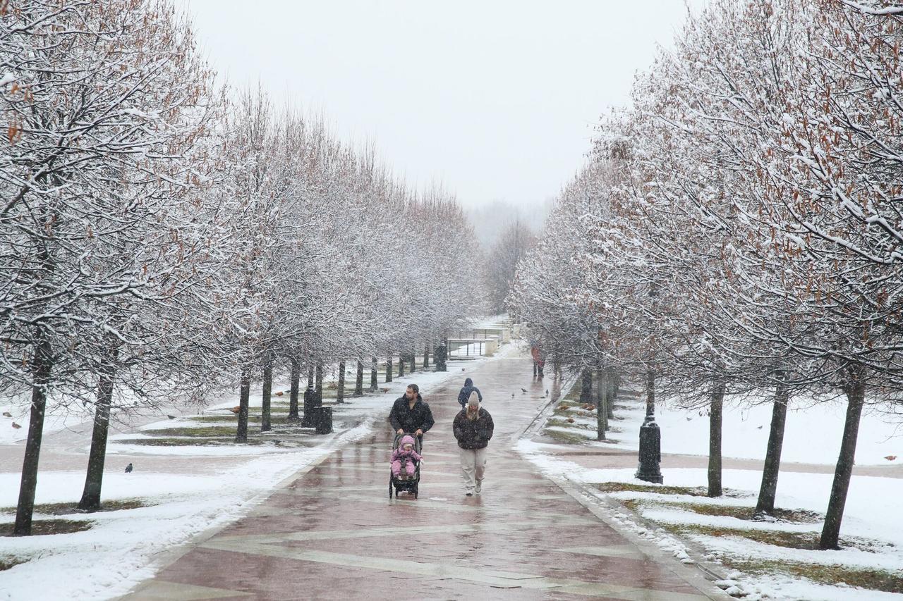 Небольшой снег и дожди пообещали москвичам в пятницу