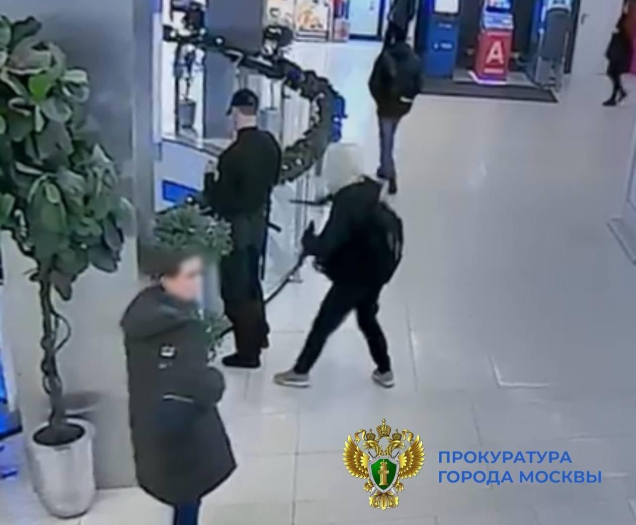 Подросток с ножом напал на охранника ТЦ и двух полицейских в Москве