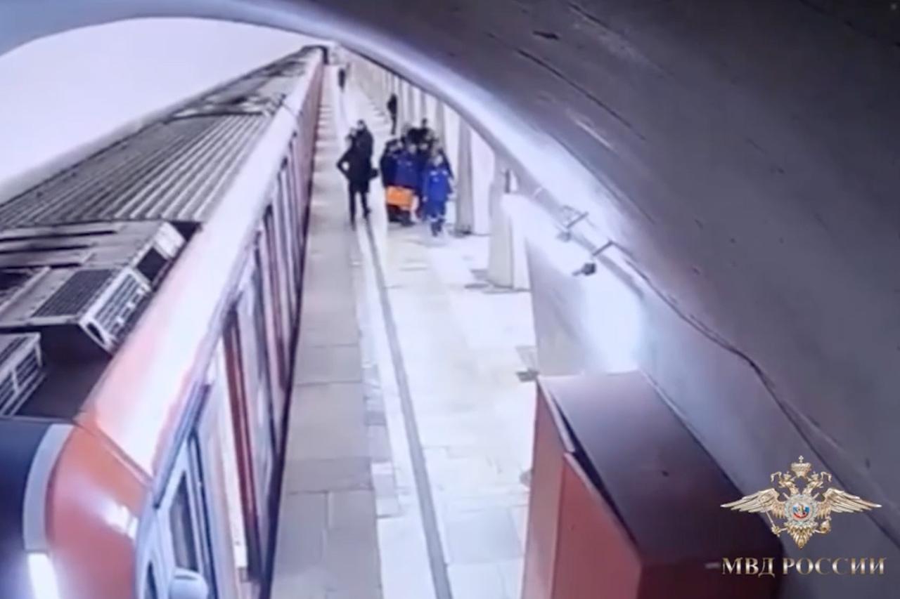 В метро Москвы задержали любителя кататься на крышах поездов
