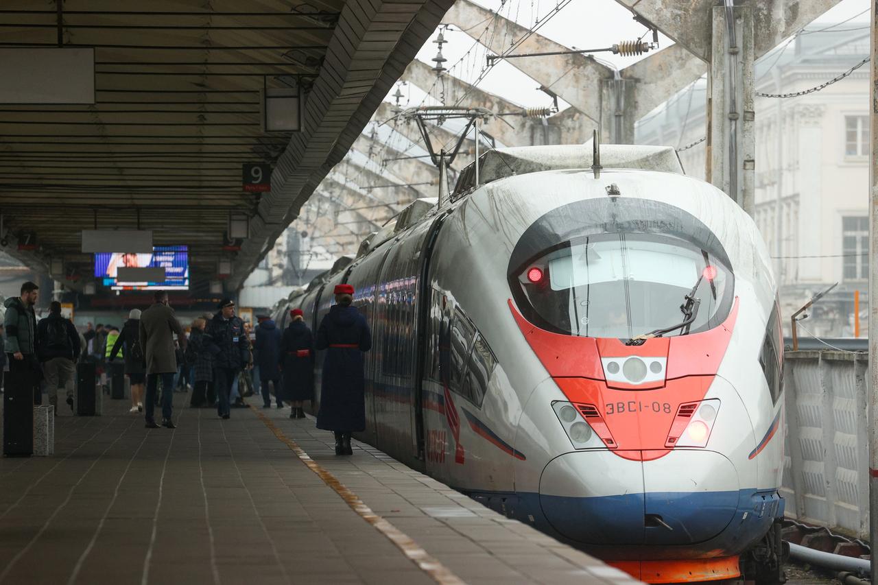 Пассажиров сломавшегося «Сапсана» отправили в Москву резервным поездом