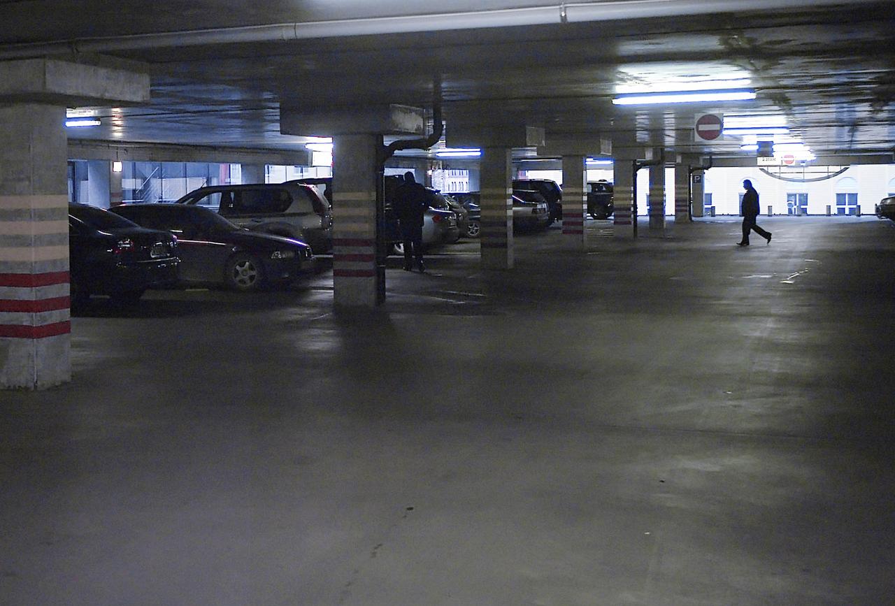 Москвич купил парковочное место за четыре миллиона рублей и оказался заблокирован в авто