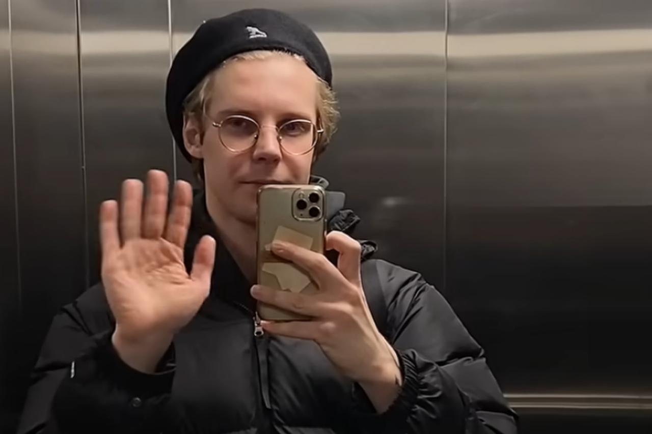 Англичанин приехал в Москву, сломал палец и сильно удивился