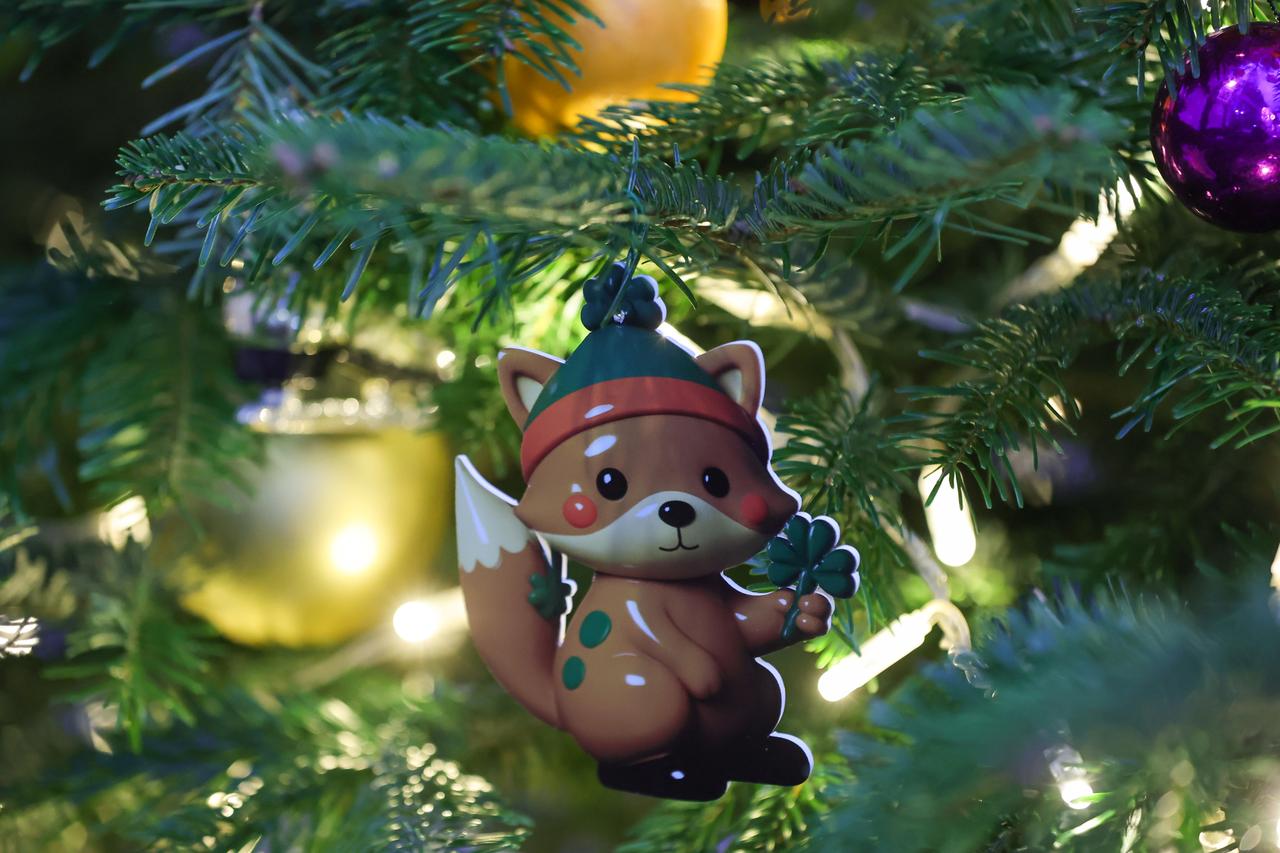 Названо количество сжигаемых в процессе украшения елки калорий