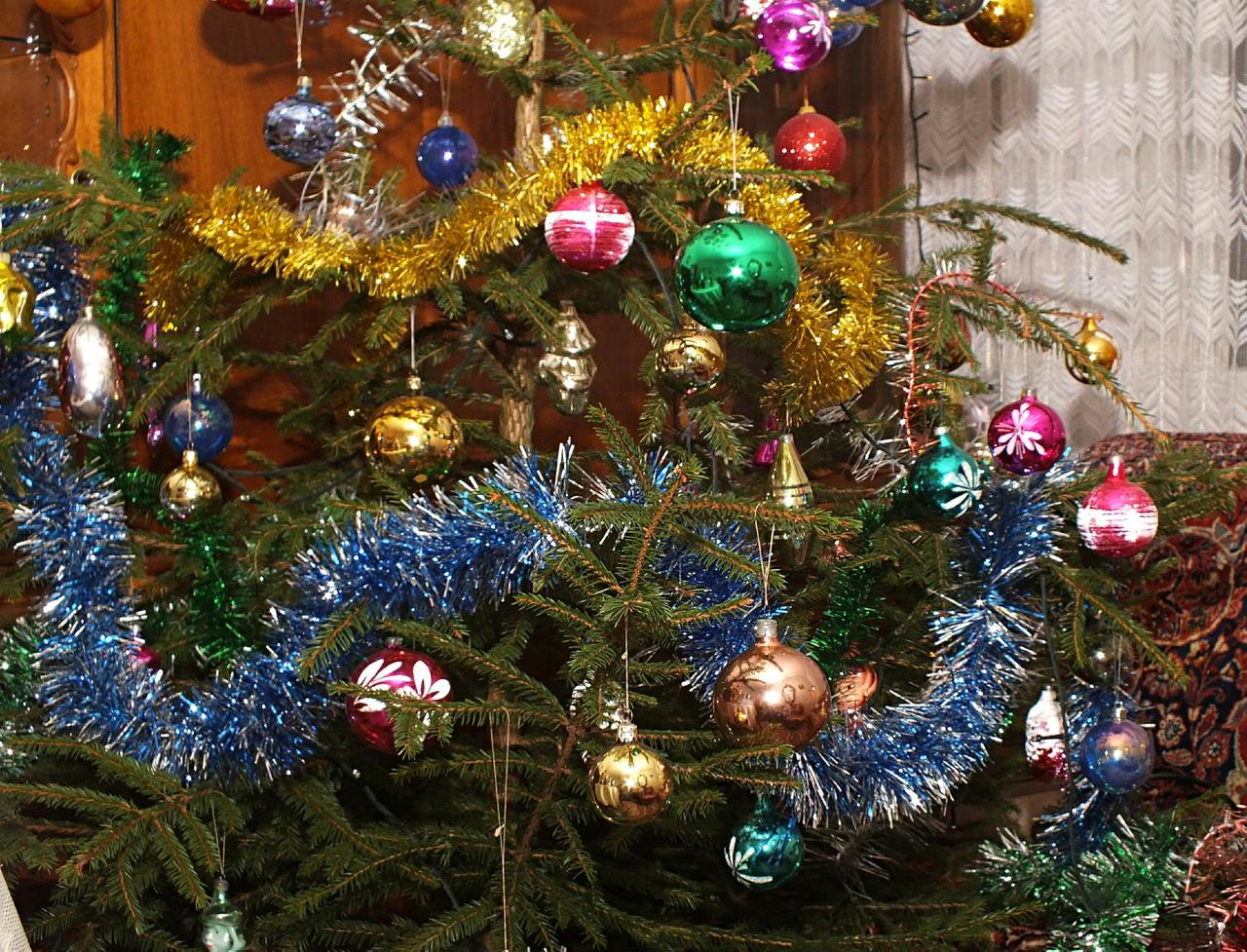 Москвичей призвали иметь огнетушитель в комнате с елкой