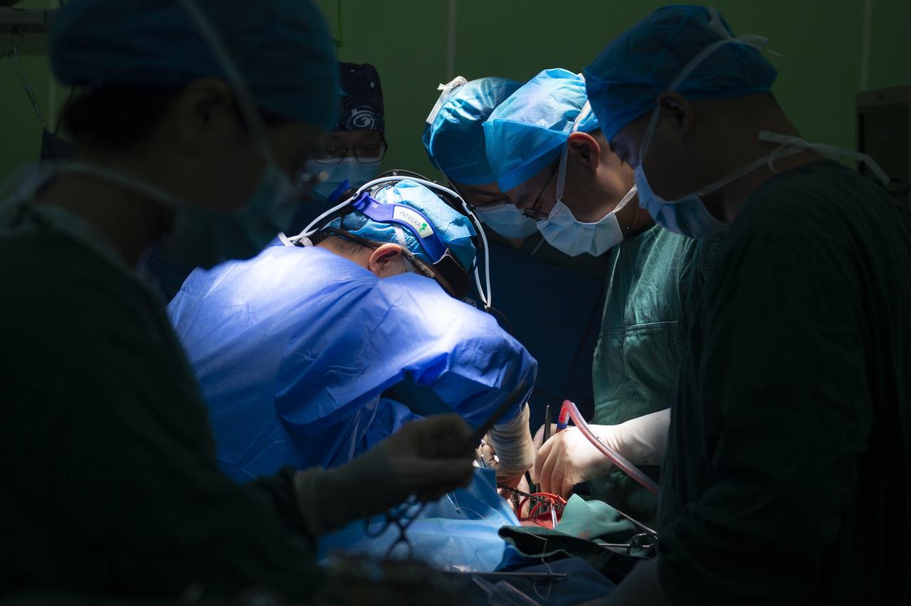 Москвичу удалили опухоль на спине размером с арбуз