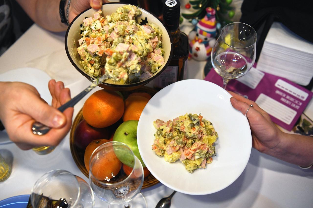 Москвичей предупредили об опасности блюд с новогоднего стола для детей