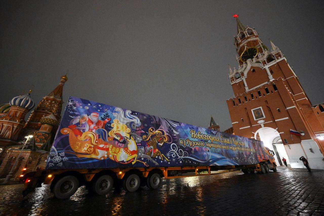 Главная елка страны приехала в Москву