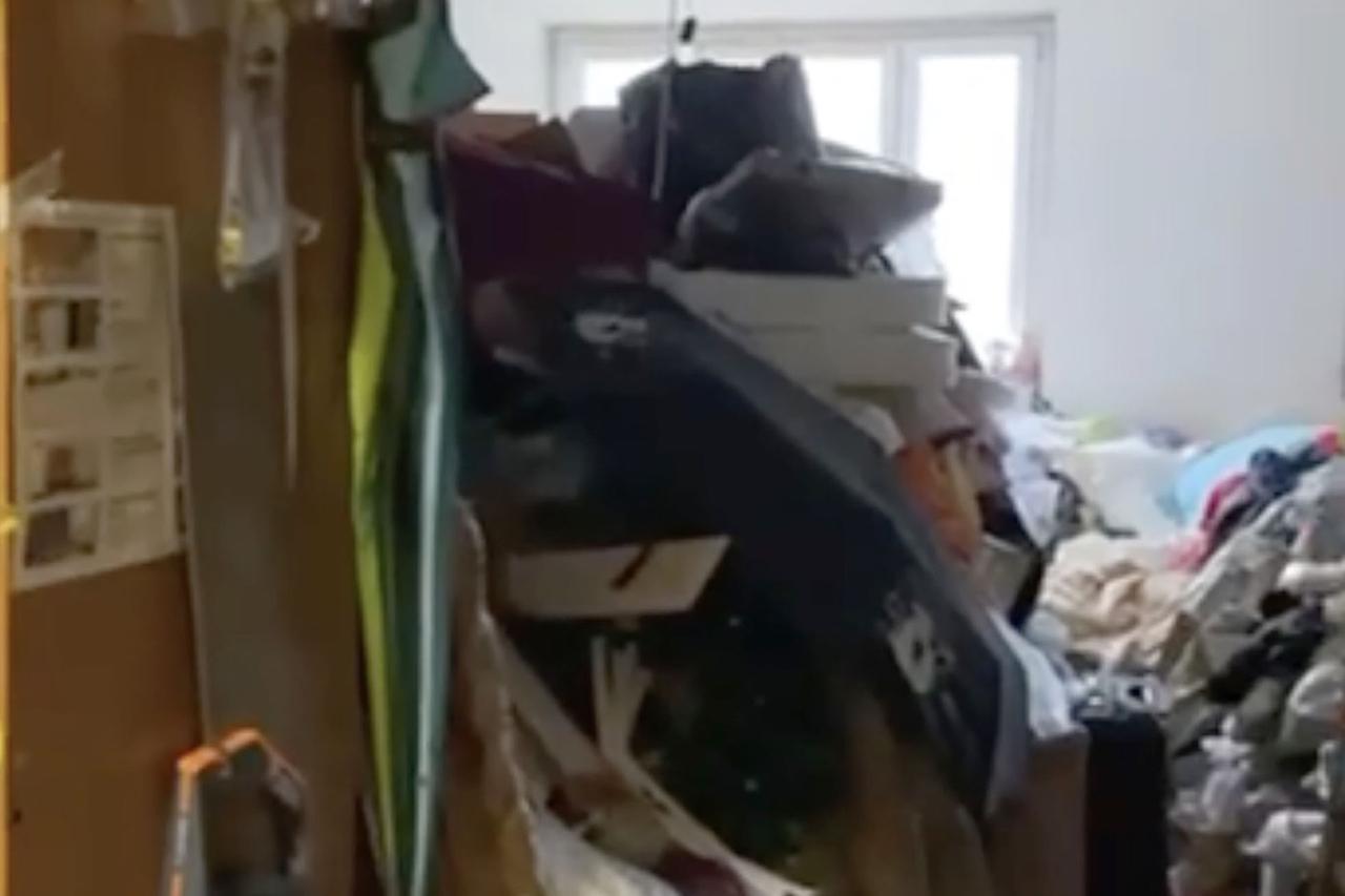 В Москве соседи пенсионерки пожаловались на тараканов из ее квартиры