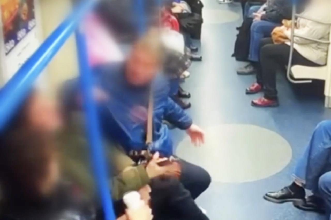 В Москве пассажир набросился на юношу в вагоне метро
