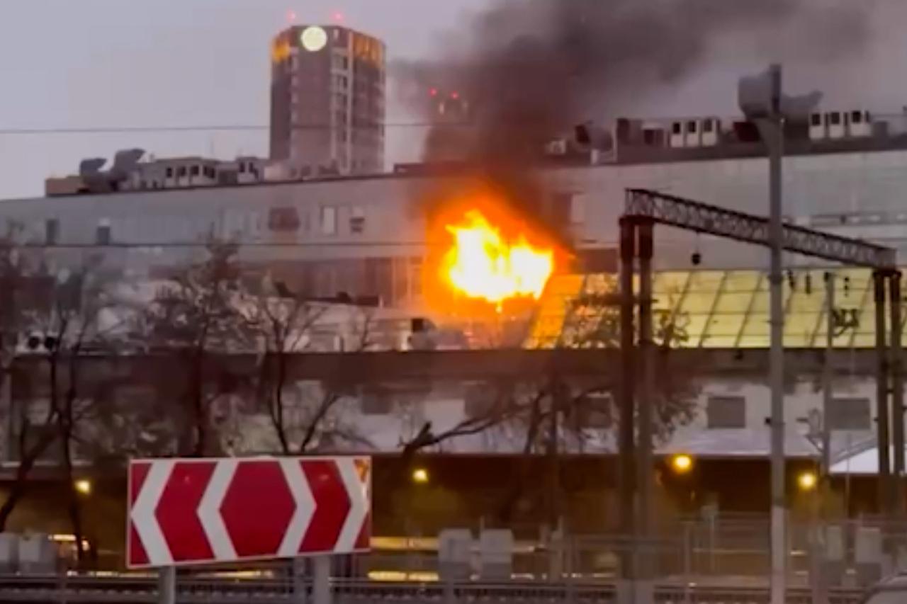 Сильный пожар вспыхнул в московском бизнес-центре