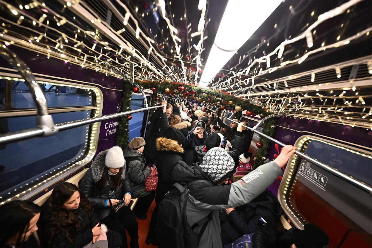 Москвичам рассказали о трансляции в метро обращения президента в Новый год