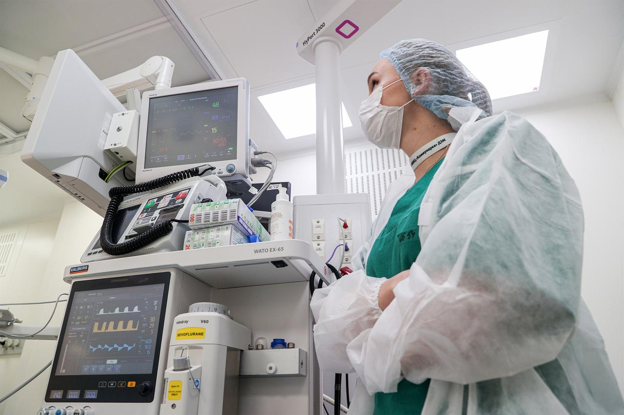 Московские врачи спасли мужчину от слепоты через прокол в паху