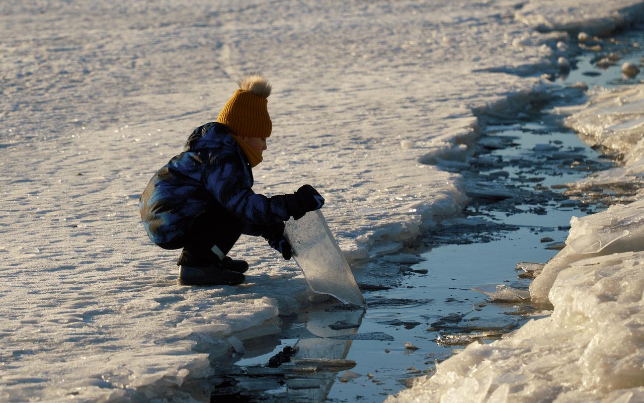 Жители Балашихи бросились в ледяную воду ради спасения чужих детей