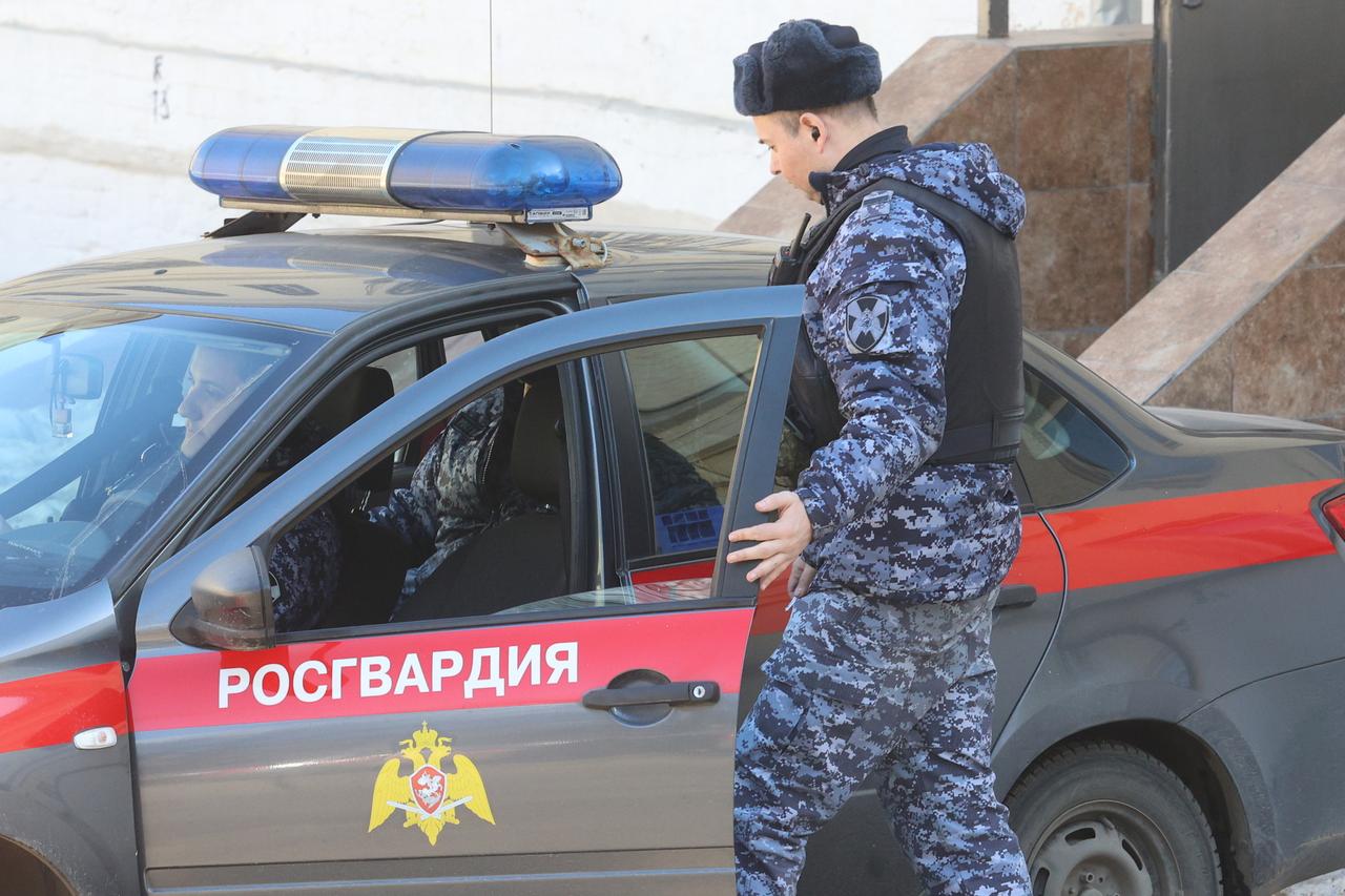 В Подмосковье мужчина решил набрать продуктов на новогодний стол и ограбил магазин