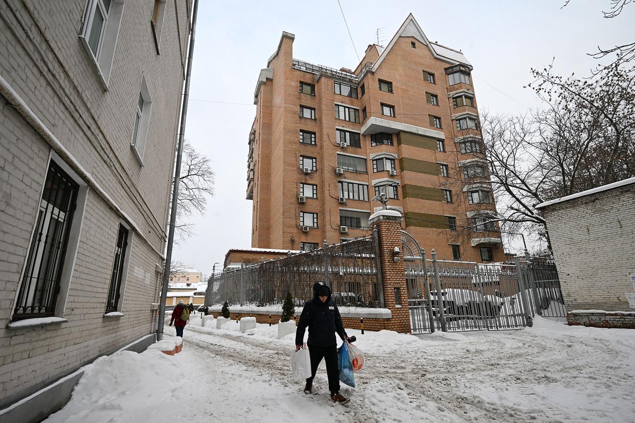 Уехавшую отдыхать Долину выселят из квартиры в Хамовниках с приставами