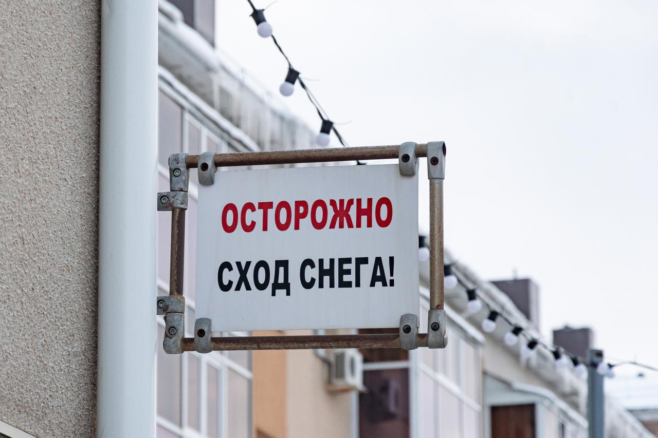 В Москве глыба снега упала на детскую коляску