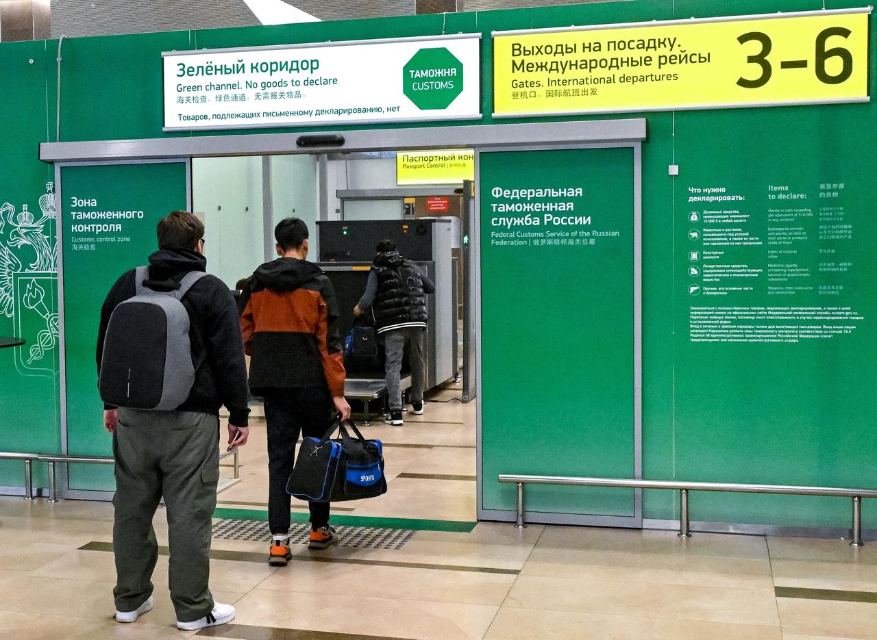 В Шереметьево задержали пассажирку с украшениями Cartier за 34 миллиона рублей