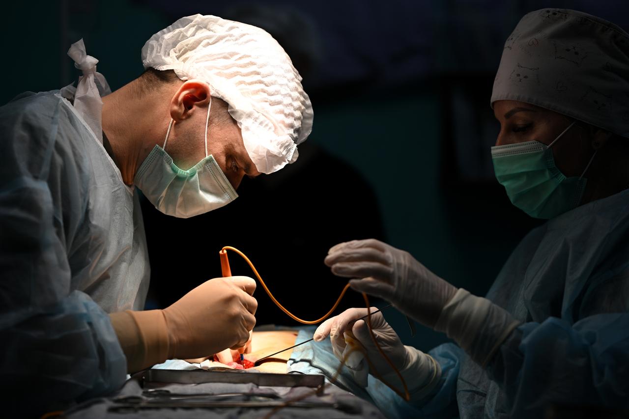 Врачи в Москве спасли попавшего под мусоровоз ребенка