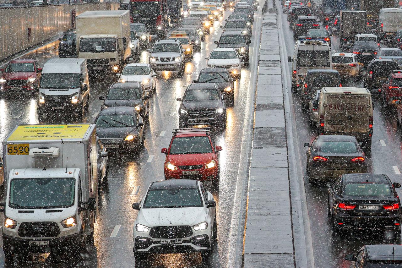 Москвичей попросили отказаться от личного транспорта до выходных