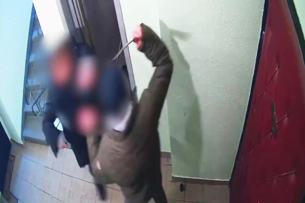 В Москве пьяный мужчина избил пожилую соседку за частые доставки