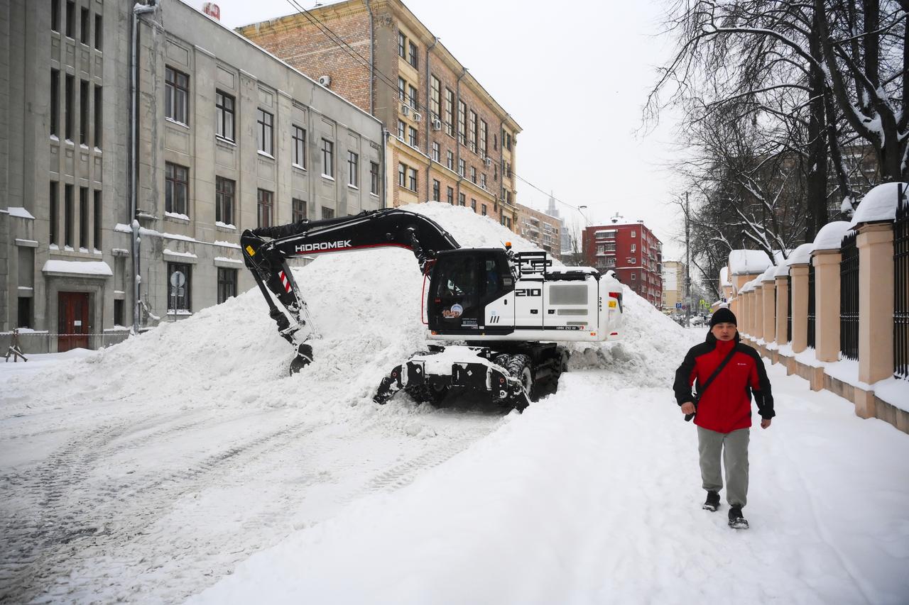 В Москве изменили уровень введенной из-за снегопада погодной опасности