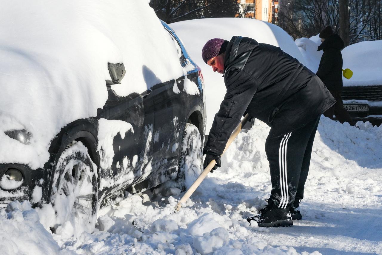 Москвичам рассказали об опасности при уборке снега