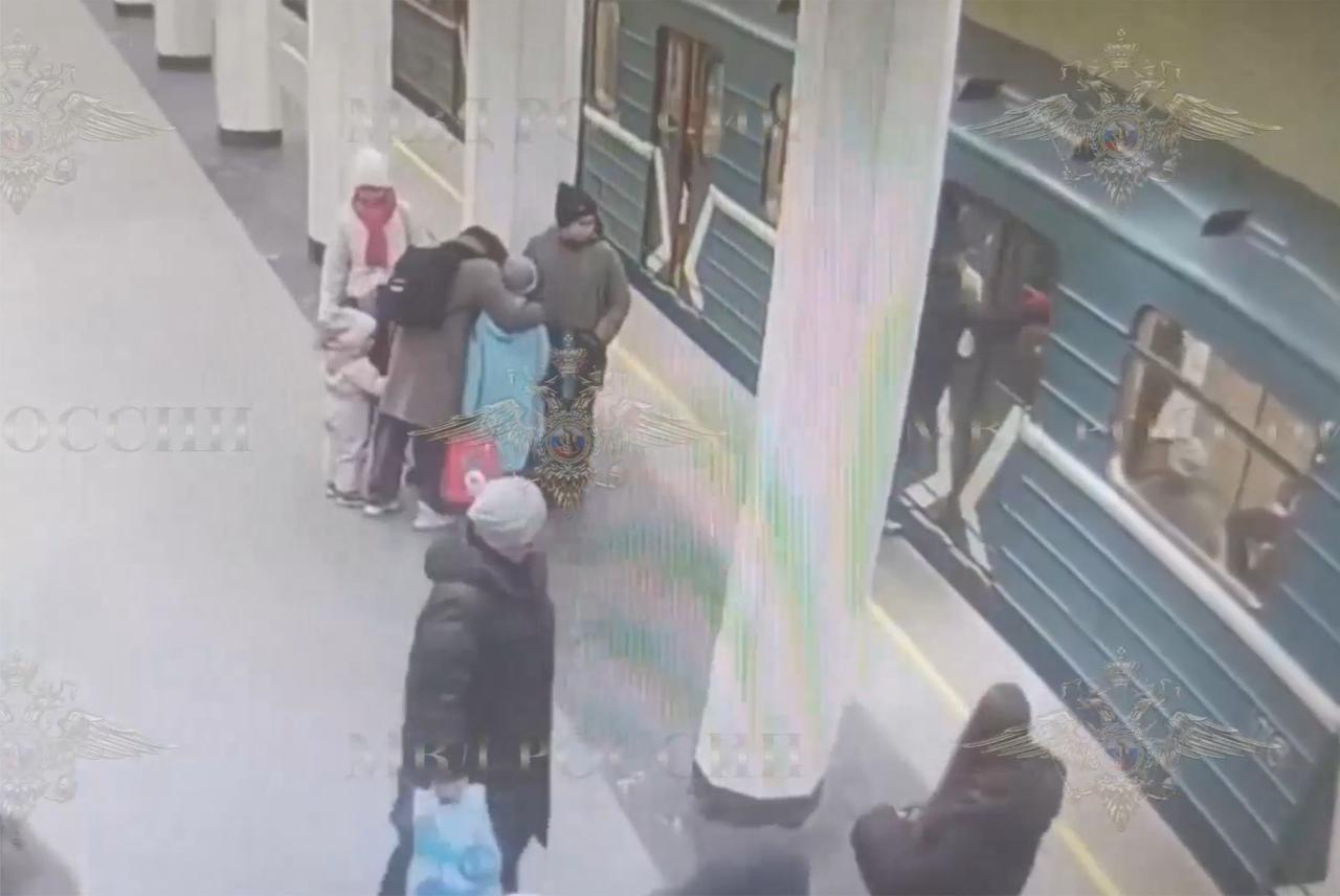 В московском метро мужчина ударил пассажира и разбил стекло вагона поезда