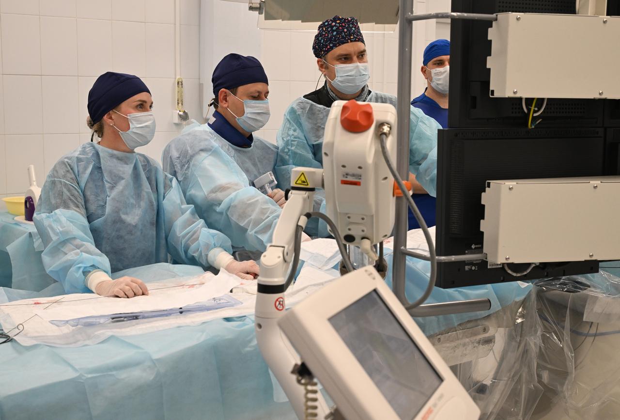 Московские врачи спасли попавшую в снегоуборочную машину ногу ребенка