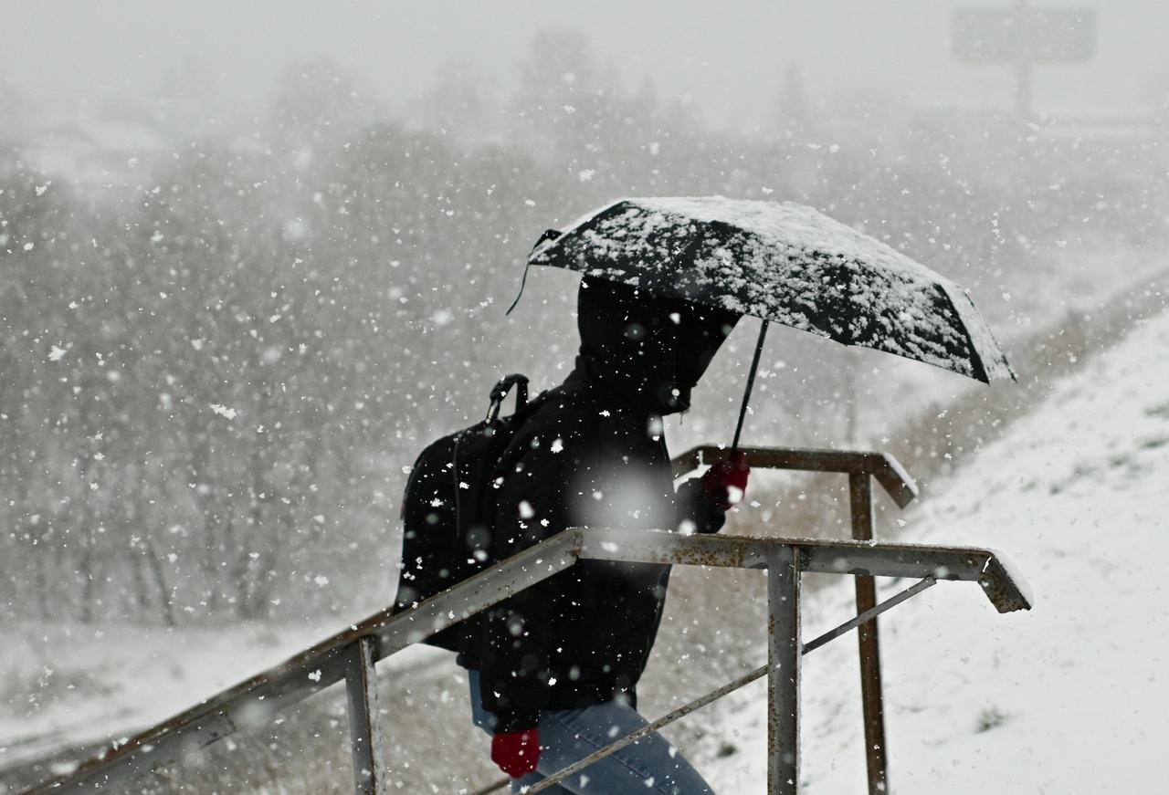 Москвичам пообещали снег с дождем
