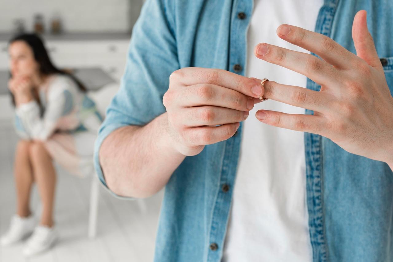 «Афиша Daily» выпустила спецпроект о проблеме измен и сохранении семьи