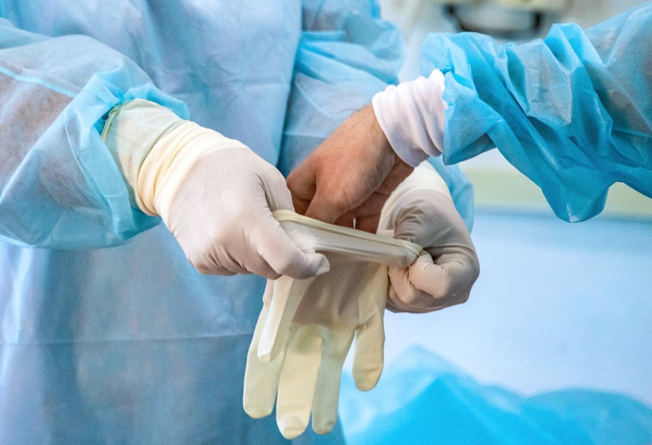 Москвич пробил себе легкое пробкой от бутылки коньяка и попал в больницу