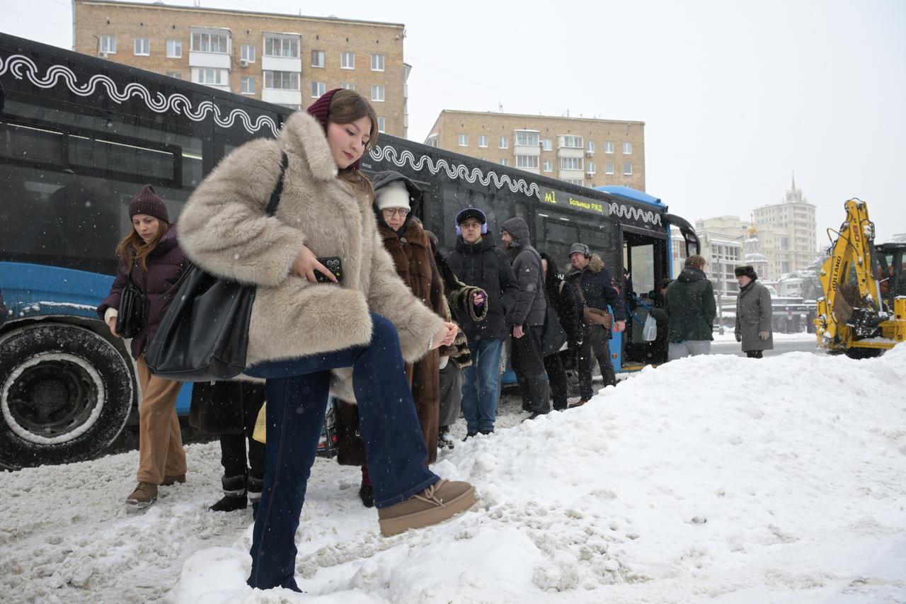 Толкающие автобус москвичи попали на видео