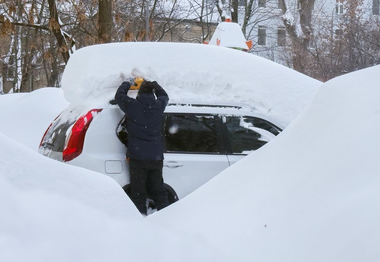 Автомобилистов призвали отказаться от поездок из-за снегопада