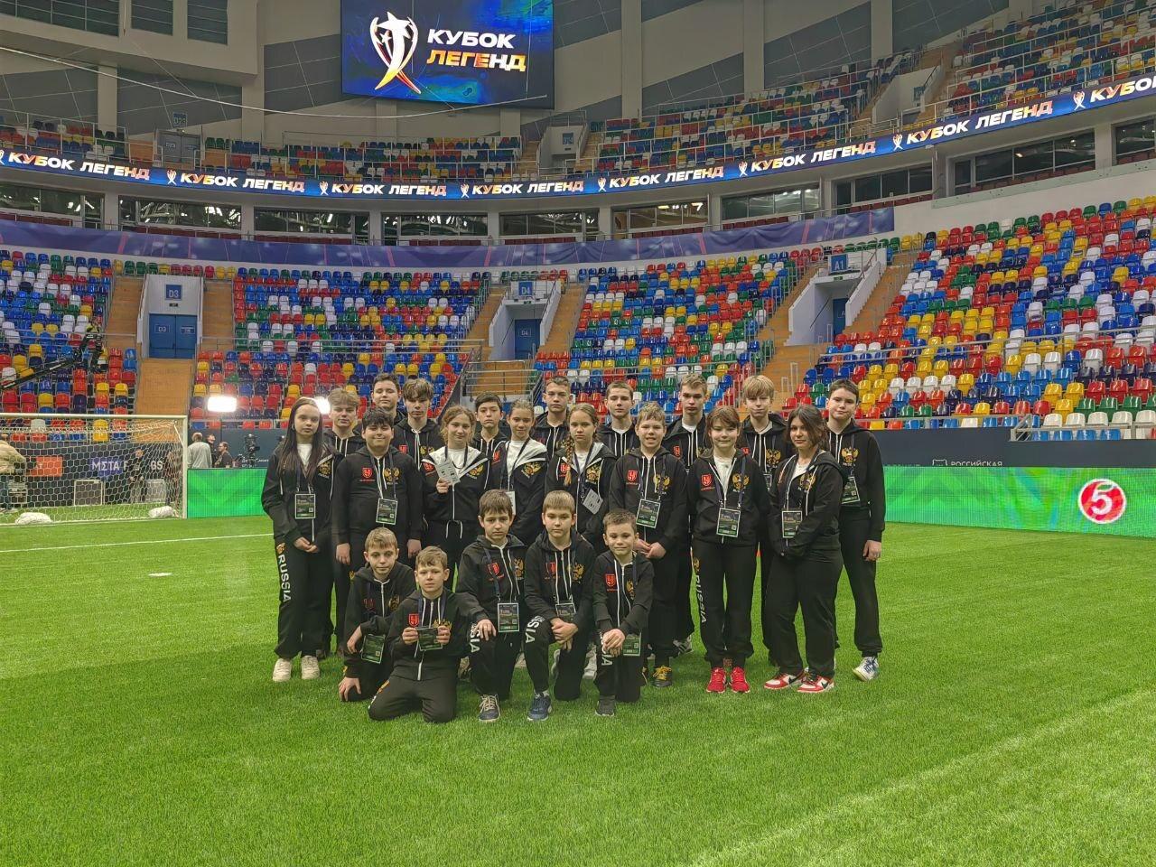 «Чемпионат» и «Клуб волонтеров» организовали для детей поездку на «Кубок Легенд» в Москву