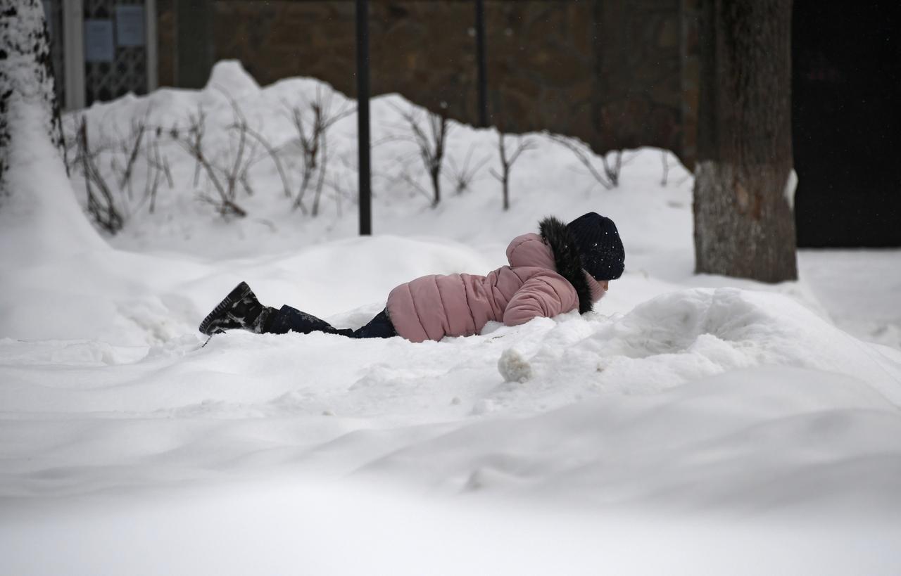 В Москве девочка стала заложницей сугроба