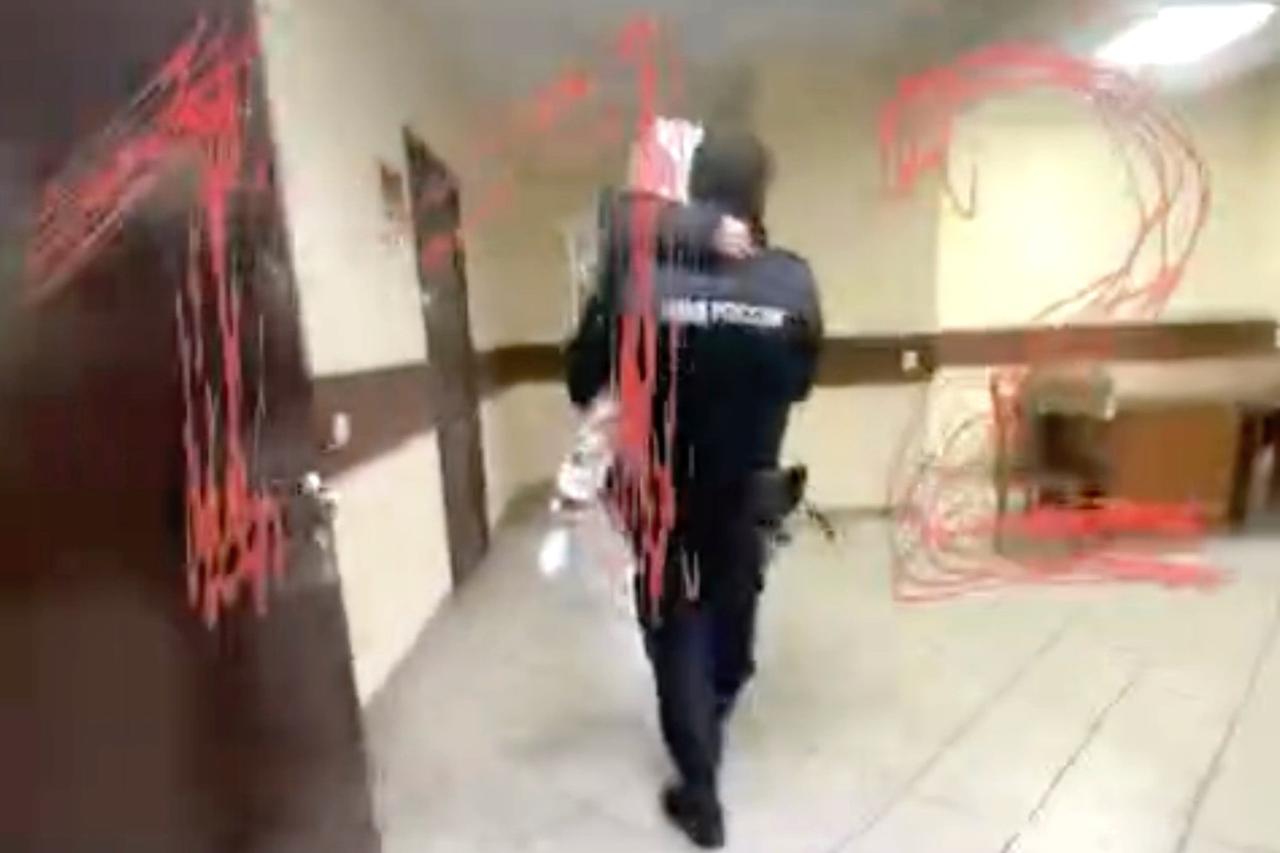 Москвичка пыталась спасти соседского ребенка от пьющей матери и была избита