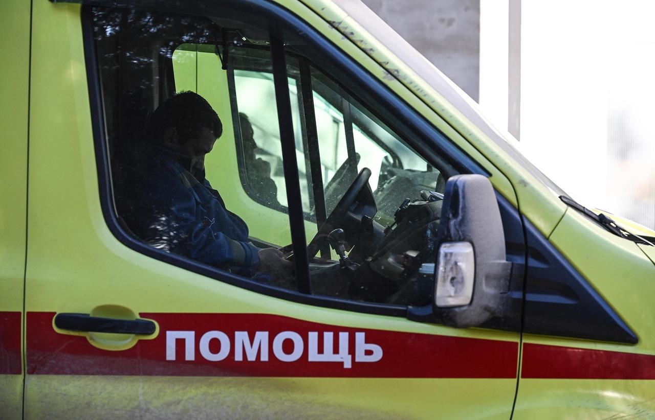 В Подмосковье глыба льда с моста пробила крышу автомобиля