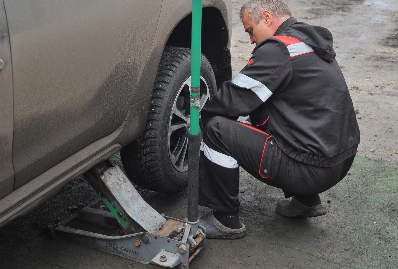 Московским автомобилистам посоветовали пока не менять зимнюю резину